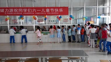 小學(xué)生們排隊打餐