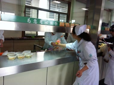齊魯醫院餐廳向醫院女職工贈送康乃馨