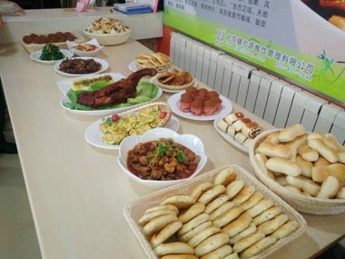 美食節上的菜品和面食展示