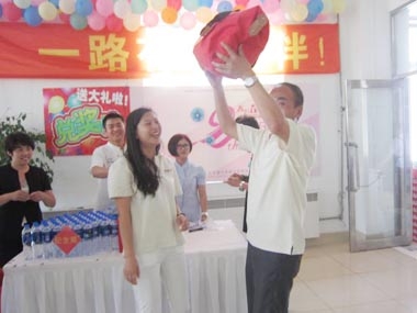 華晨發(fā)動(dòng)機一等獎獲得者舉起獎品 華晨發(fā)動(dòng)機一等獎獲得者舉起獎品