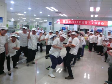 濟南1區員工正在進(jìn)行拔河比賽 濟南1區員工正在進(jìn)行拔河比賽