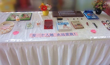 “關(guān)愛(ài)母親，慈母展區”中的各種物件