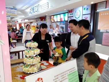 濟南銀座美食廣場(chǎng)向顧客贈送蛋糕