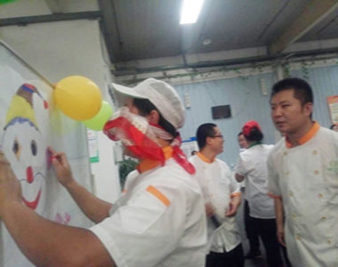 青島二區員工舉辦貼鼻子游戲