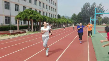 煙臺1區女員工正在進(jìn)行跑步比賽