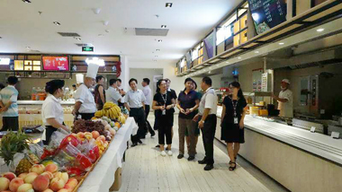 陳區長(cháng)參觀(guān)餐廳外賣(mài)區