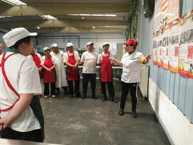 海爾模具餐廳員工學(xué)習安全月海報