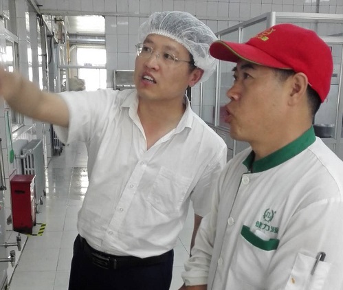 安全管理部人員在餐廳現場(chǎng)檢查