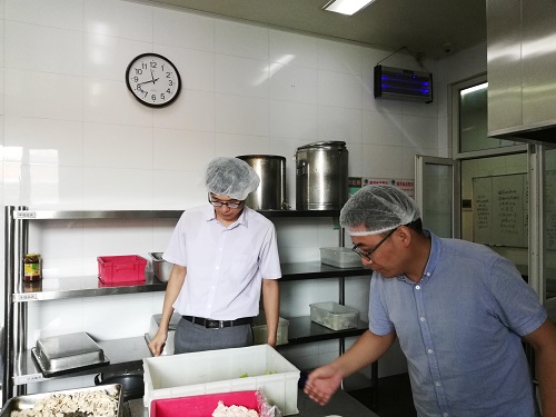 體系管理部人員在餐廳現場(chǎng)檢查