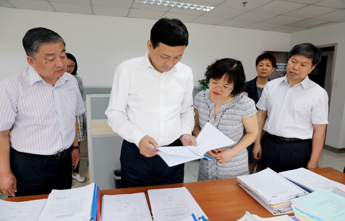 肖亞慶在調研食品審評中心時(shí)強調 把食品安全“四個(gè)最嚴”的要求 切實(shí)落實(shí)到食品審評實(shí)踐中